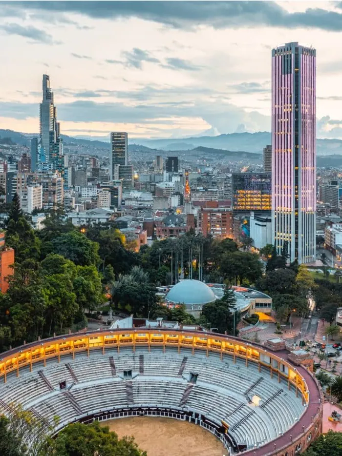 La Plaza de Toros de Santamaría en Bogotá, con la Torre Colpatria y el centro al fondo
